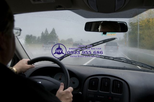 kinh nghiem lai xe o to an toan khi troi mua bao tap - laixehaivan.edu.vn