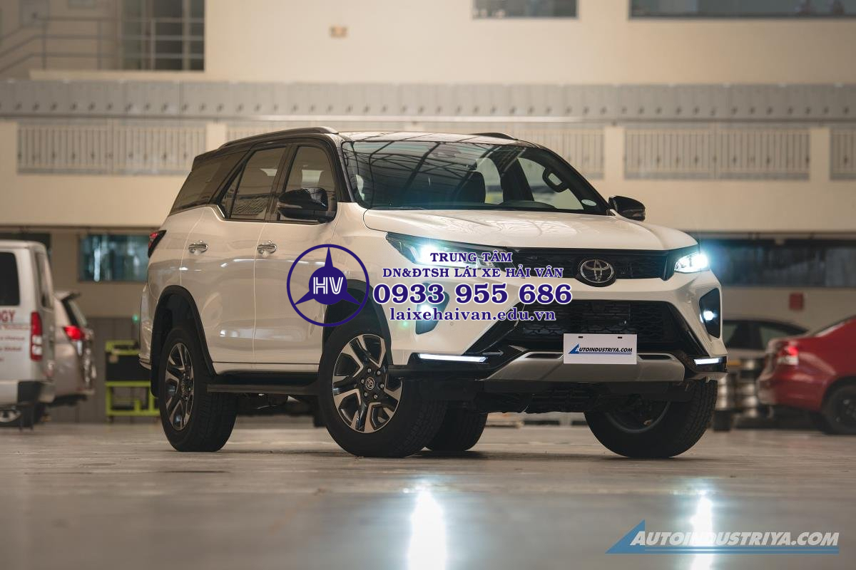Toyota Fortuner 2022 thêm loạt trang bị công nghệ ấn tượng, giá khởi điểm 1,04 tỷ đồng