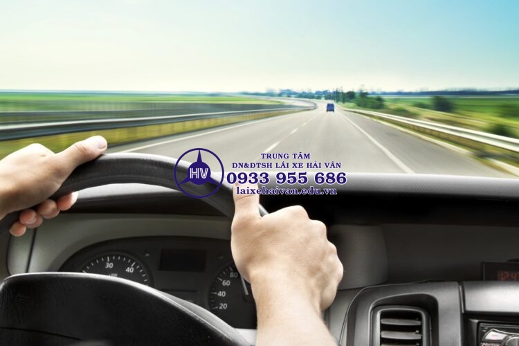 Cách căn ô tô chuẩn xác cực đơn giản khi lái xe trên đường.