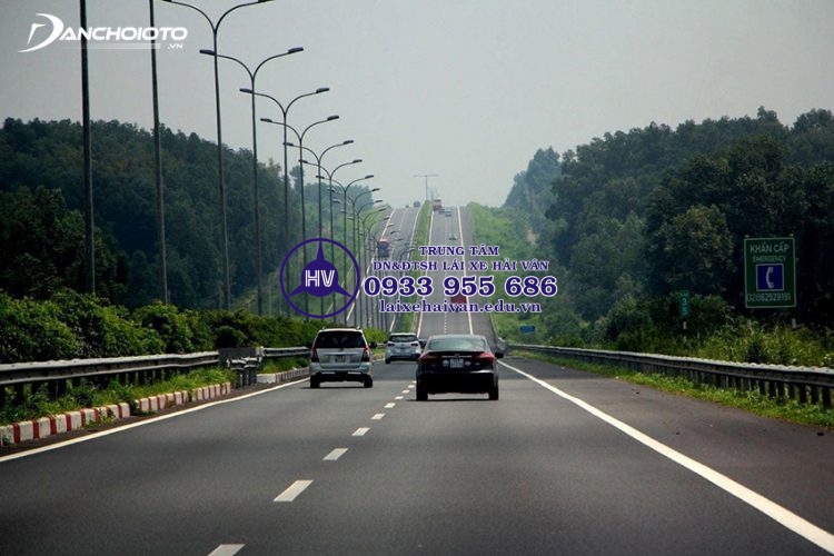 Kinh nghiệm vượt xe ô tô cùng chiều đúng cách an toàn