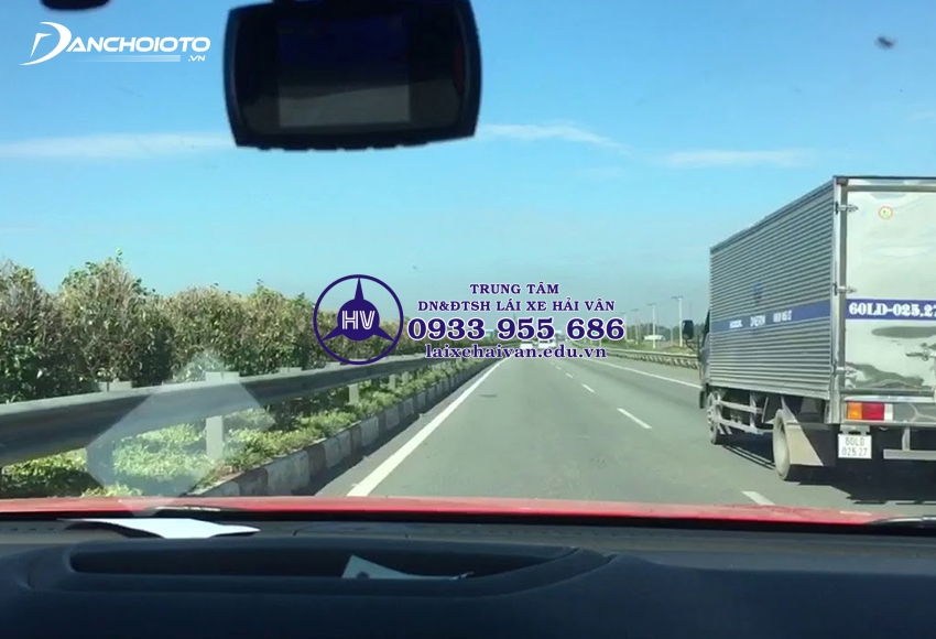 Kinh nghiệm vượt xe ô tô cùng chiều đúng cách an toàn Kinh nghiệm vượt xe ô tô cùng chiều đúng cách an toàn