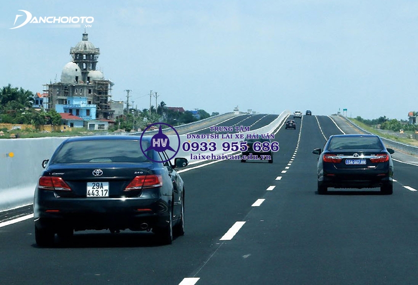 Kinh nghiệm vượt xe ô tô cùng chiều đúng cách an toàn Kinh nghiệm vượt xe ô tô cùng chiều đúng cách an toàn