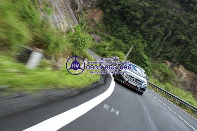 Lái ô tô leo dốc và đổ đèo an toàn - Kỹ năng mọi tài xế cần nắm